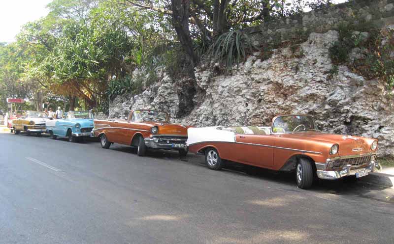 Autos clásicos esperando en el Hotel Nacional en La habana